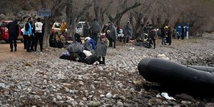 Μετανάστες έφτασαν με φουσκωτή βάρκα στη Λέσβο