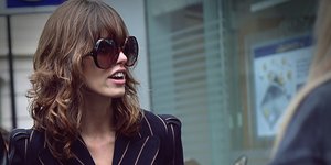 στιλάτη γυναίκα με σακάκι στην εβδομάδα μόδας