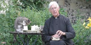 Γάτα δοκιμάζει γάτα από κανάτα ιερέα