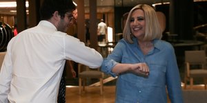 Φωφη Γεννηματα με τζιν πουκαμισο 