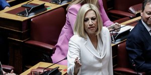 Η Φώφη Γεννηματά λευκό σακάκι στη Βουλή μιλά για το νομοσχέδιο για τις διαδηλώσεις