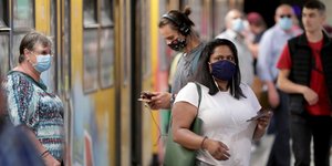 Άτομα με μάσκες στο μετρό στη Γερμανία