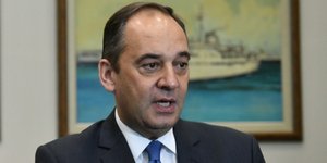 Ο Γιάννης Πλακιωτάκης με μπλε γραβάτα