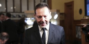 Ο Γιάννης Στουρνάρας με κοστούμι