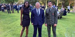 Ο Κώστας Γιαννόπουλος με τα παιδιά από το Χαμόγελο