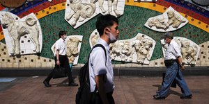 Ιάπωνες με μάσκα περπατούν στο δρόμο