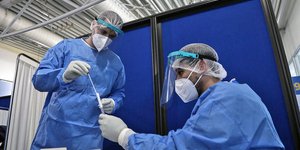 Γιατροί με δείγματα κορωνοϊού