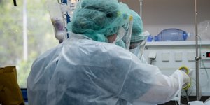 γιατροι με στολη και ασπισδες