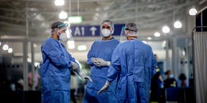 Γιατροί σε πηγαδάκι στο αεροδρόμιο