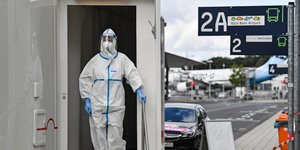 Γιατρός σε χώρο ελέγχων για κορωνοϊό στην Κολωνία