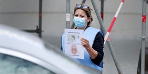 Γιατρός επιδεικνύει οδηγίες για τον κορωνοϊό σε οδηγό