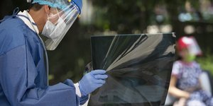 γιατρος κραταει ακτινογραφια