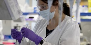 γιατρός μπουκαλακια μοβ γαντια 