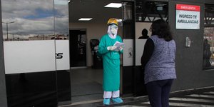 Γιατρός υποδέχεται ασθενή σε είσοδο νοσοκομείου στο Εκουαδόρ