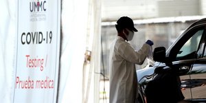 Γιατρός παίρνει τεστ κορωνοϊού