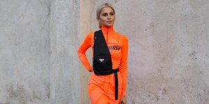 Γυναίκα με αθλητικό στιλ, πορτοκαλί ρούχα