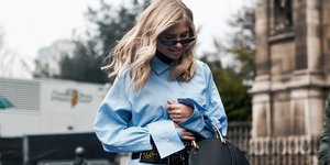 Ξανθιά κοπέλα φοράει πουκάμισο ριγέ μπλε