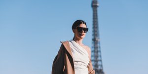 γυναίκες με κοστούμι και γυαλιά στην εβδομάδα μόδας