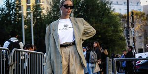 γυναίκα με παντελόνι και τοπ στην εβδομάδα μόδας