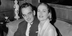 Γκρέις Κέλι αγκαλιά με τον πρίγκιπα Ρενιέ καθισμένοι σε καναπέ