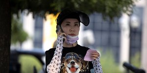 Κινέζα μιλάει στο κινητό 