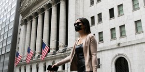 Γυναίκα με μάσκα για κορωνοϊό έξω από το χρηματιστήριο της Νέας Υόρκης