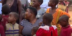 Η Μαριάμ Ναμπατάνζι με μερικά από τα παιδιά της