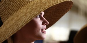 γυναίκα με καπέλο