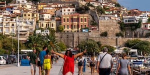 με κοκκινο και φοντο την Καβαλα 