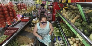 γυναικα με μασκα σε μαναβικο 