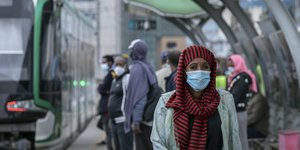 γυναίκα με μάσκα σε σταθμό τρένου