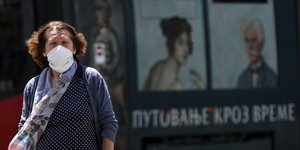 γυναίκα με μάσκα στη Σερβία