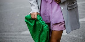 Γυναίκα φοράει μωβ σορτς με σακάκι