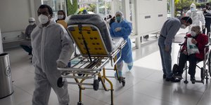 γιατροι μεταφέρουν φορείο 