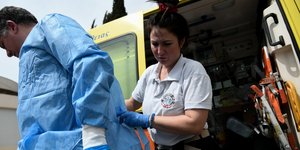 γυναικα φοραει στολη σε άντρα
