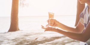 γυναίκα με αντηλιακό