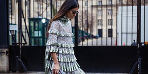 γυναίκα με φόρεμα και γυαλιά στην εβδομάδα μόδας