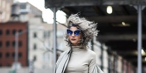 στιλάτη γυναίκα με γκρίζα μαλλιά