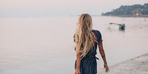 Γυναίκα με μακριά ξανθά μαλλιά στη ν παραλία 