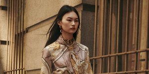 γυναίκα με φόρεμα Zara