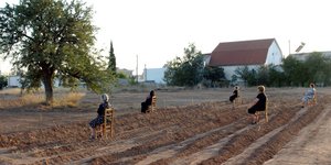 γυναικες με καρεκλες στο χωράφι