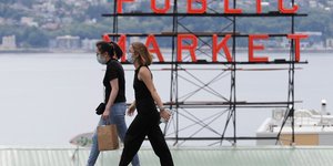 Γυναίκες περπατούν σε δρόμο στο Σιάτλ