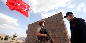 Επιθεώρηση στρατευμάτων από τον υπουργό Άμυνας της Τουρκίας Χουλουσί Ακάρ