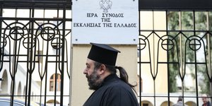 Ιεράς περνά μπροστά από το κτήριο της Ιεράς Συνόδου