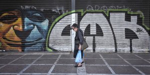 Ηλικιωμένη περπατάει σε πεζόδρομο