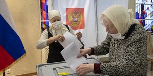 Ηλικιωμένη στη Ρωσία ψηφίζει για τη συνταγματική αναθεώρηση στη χώρα