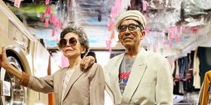 ηλικιωμένοι ποζάρουν με ρούχα από καθαριστήριο