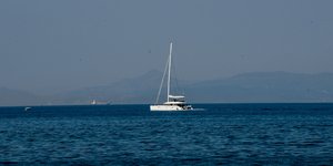 Ιστιοφόρο στην θάλασσα με ηλιόλουστο καιρό