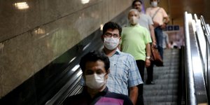 Με μάσκες οι πολίτες στο Ιράν