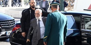 O Ιβάν Σαββίδης βγαίνει από αυτοκίνητο